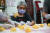 라이칭더 총통이 즐겨찾던 타이난의 한 식당 직원들이 취임식 만찬에서 제공된 고구마 금귤롤을 만드는 모습. AFP=연합뉴스
