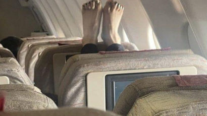 비행기 앞좌석 맨발 올린 민폐녀…"승무원도 X라이는 피하더라"