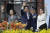 2024년 5월 20일 대만 타이베이에서 열린 총통 취임식에서 라이칭더(가운데)신임 총통, 샤오메이친 부통령(오른쪽), 차이잉원 전 총통이 손을 흔들고 있다. AP=연합뉴스