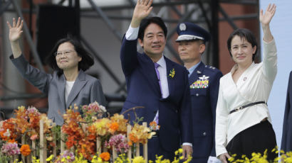 대만 총통 취임식에 오른 고구마 금귤롤…야당은 구아바 시위