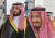 살만 빈 압둘아지즈 알사우드(88) 사우디아라비아 국왕이 폐렴 진단을 받고 병원에서 치료중이라는 외신 보도가 나왔다. 사진은 빈 살만 왕세자(왼쪽)와 살만 국왕. AFP=연합뉴스