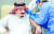 살만 국왕이 2021년 1월 8일 화이자 코로나 바이러스 백신 접종을 받는 모습. 중앙일보