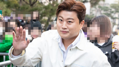 [속보]김호중, 12일만에 경찰 출석…취재진 피해 지하로 들어갔다