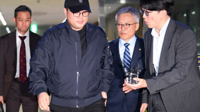 KBS 게시판 "범죄자 김호중 퇴출"…팬들은 콘서트 취소표 샀다