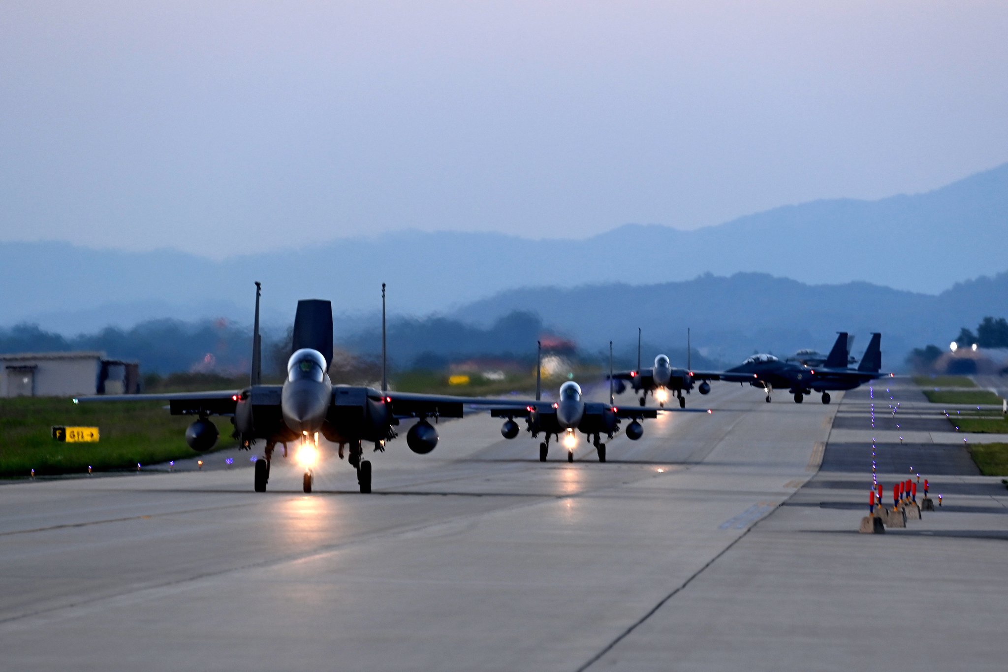 지난 21일 공군 청주기지에서 열린 소링 이글 훈련에서 F-15K 편대가 활주로를 이동하고 있다. 사진 공군