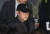 ‘음주 뺑소니’ 혐의를 받는 트로트 가수 김호중이 지난 21일 서울 강남경찰서에서 조사를 마친 뒤 차로 이동하는 모습. 뉴스1
