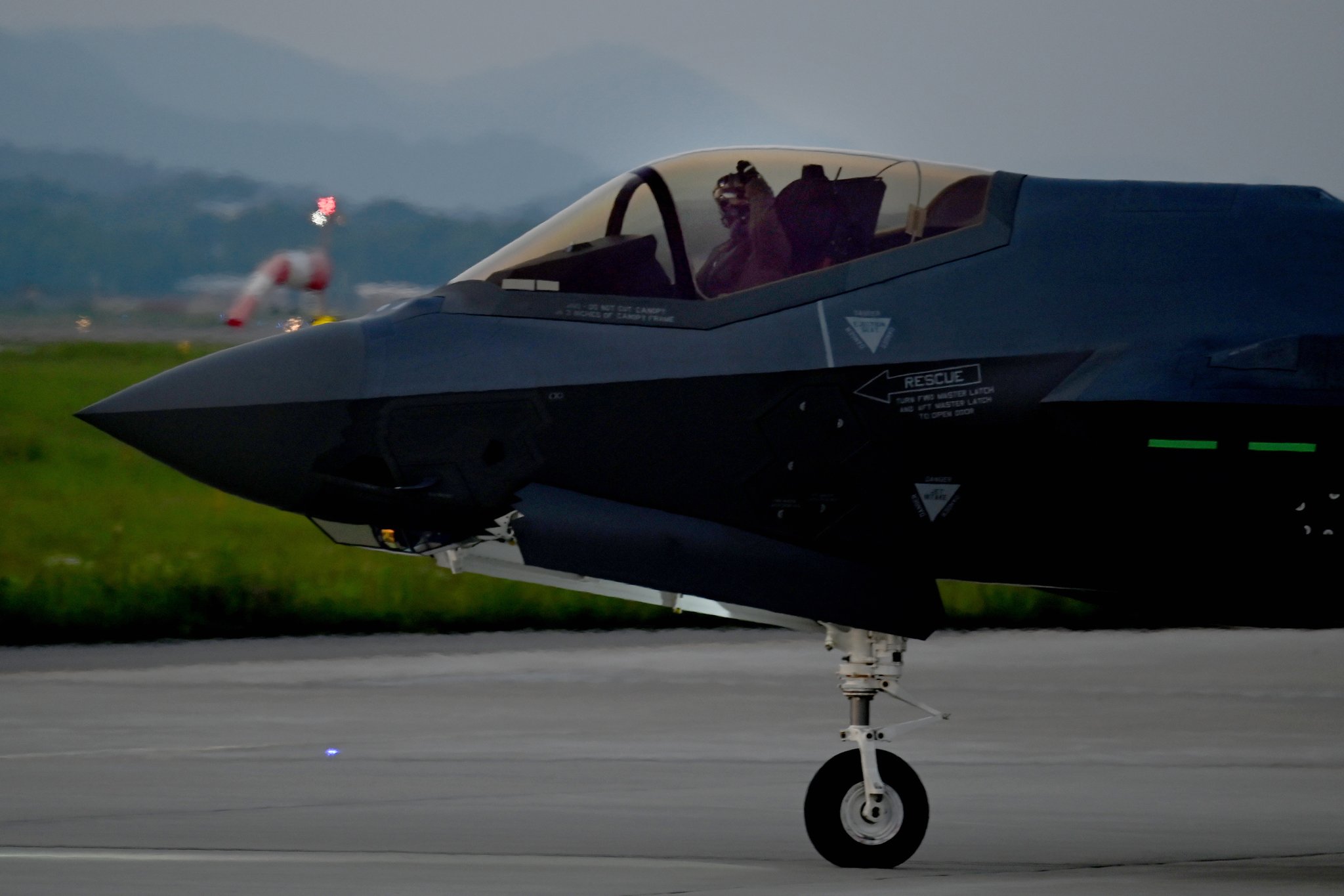 지난 21일 공군 청주기지에서 열린 소링 이글 훈련에서 F-35A 조종사가 임무 완수 결의를 다지고 있다. 사진 공군