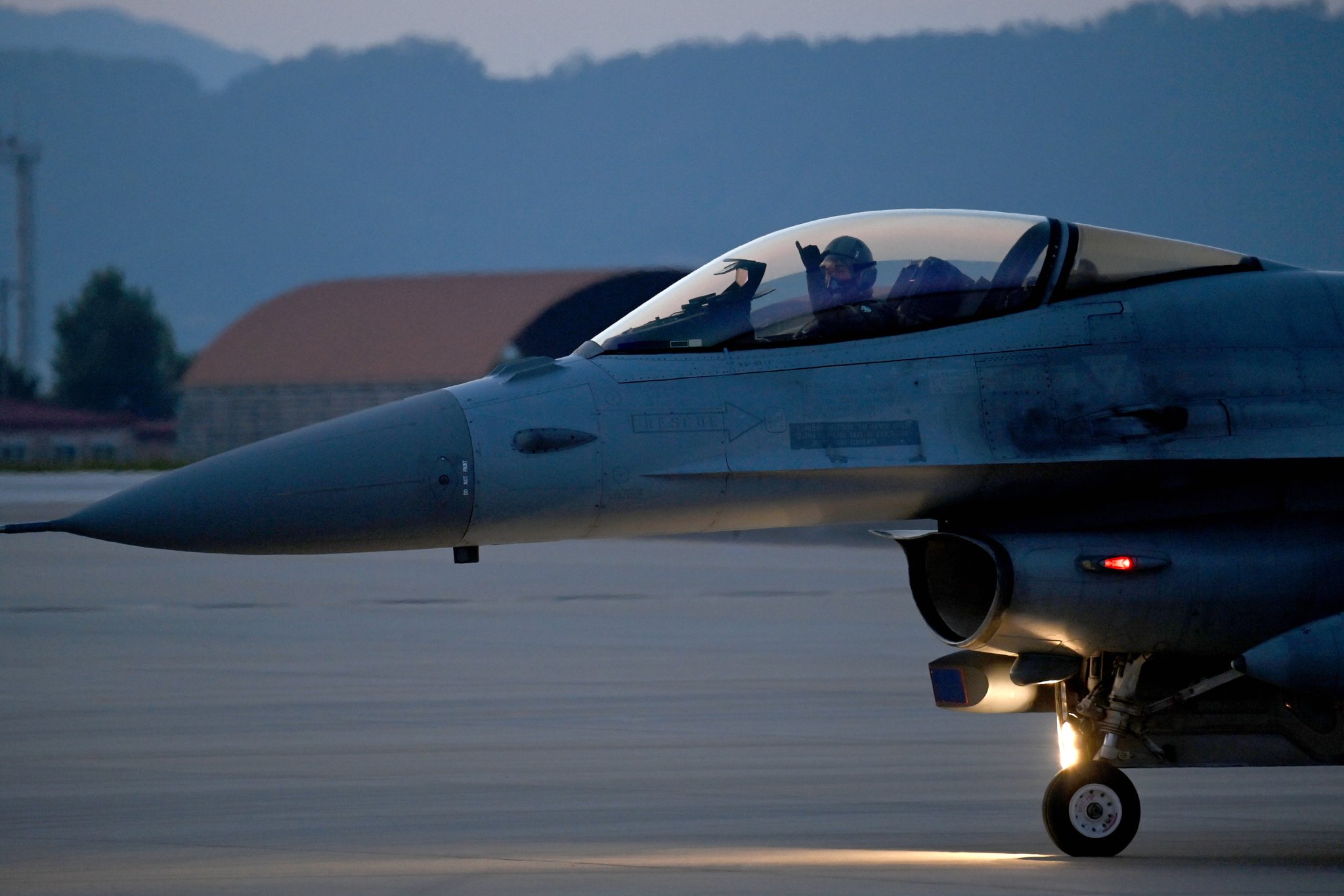 지난 21일 공군 청주기지에서 열린 소링 이글훈련에서 F-16 조종사가 임무 완수 결의를 다지고 있다. 사진 공군