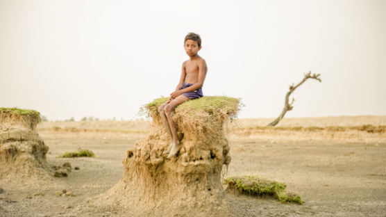 황폐해진 섬, 물속에서 살아가는 사람들…사진으로 말한 기후위기