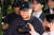 음주 뺑소니 혐의를 받는 트로트 가수 김호중이 21일 오후 서울 강남구 강남경찰서에서 경찰 조사를 받은후 귀가하고 있다. 뉴시스