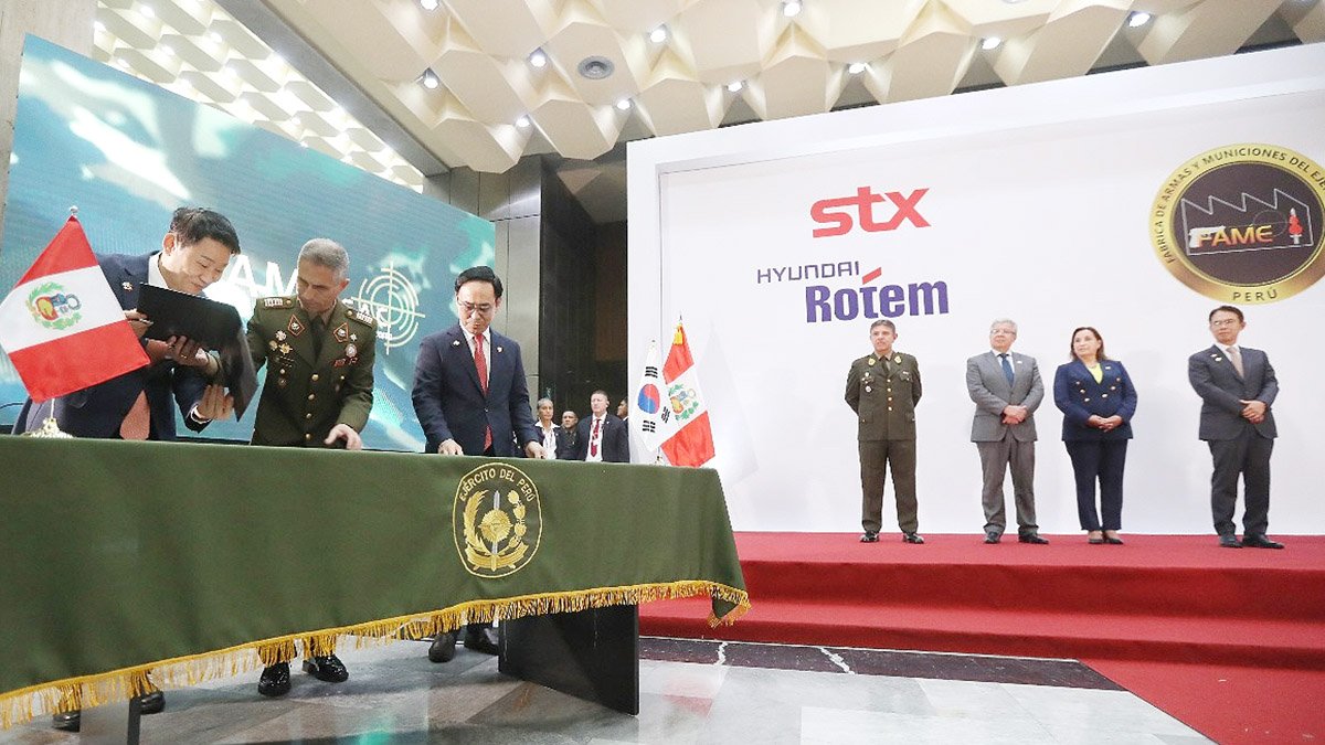 페루 육군이 차륜형 장갑차 도입을 위해 현대로템·STX와 공식 계약을 했다고 주페루 한국대사관이 21일(현지시간) 밝혔다. 사진은 페루육군사령부에서 열린 계약식 모습. 사진 주페루 한국대사관