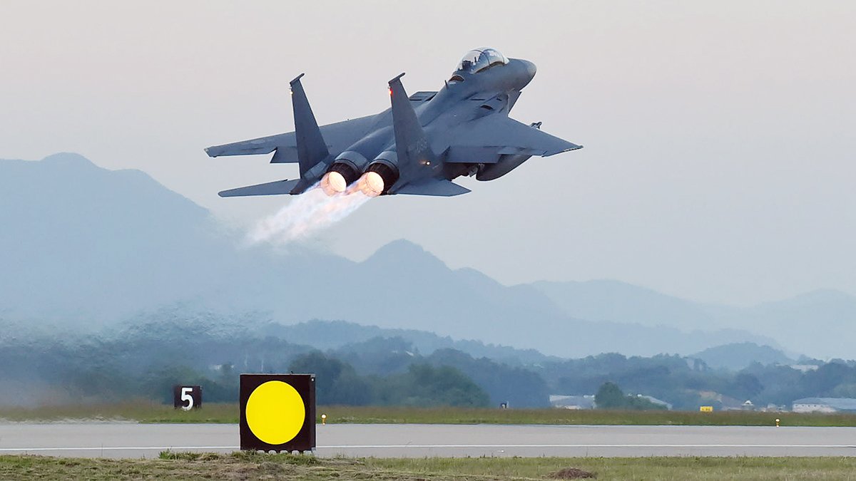 지난 21일 공군 청주기지에서 열린 24년 전반기 소링 이글(Soaring Eagle) 훈련에서 F-15K가 야간 임무 수행을 위해 이륙하고 있다. 사진 공군