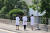 정원이 늘어나는 의과대학 32곳 가운데 31곳이 내년 모집인원을 확정하면서 내년 의대 증원 규모가 1천489~1천509명으로 정해졌다. 사진은 서울 시내 한 대형병원에서 의료진이 이동하고 있는 모습. 연합뉴스