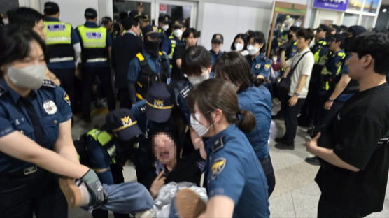 "입찰 철회하라" 대전시청 점거한 상인들…경찰 강제로 끌어냈다