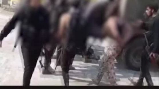 피범벅 된 채 떠는 여군에 "예쁘다"…하마스 납치 끔찍 영상