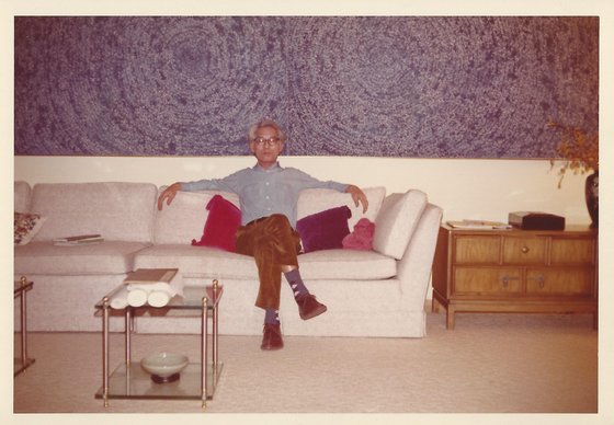 1972년 뉴욕 김정준 박사 거실에 앉아 있는 김환기. 거실에 걸기엔 너무 컸던 