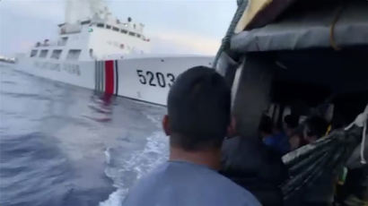 필리핀 해군 “中 ‘괴물’ 해경선, EEZ 깊숙이 침범”
