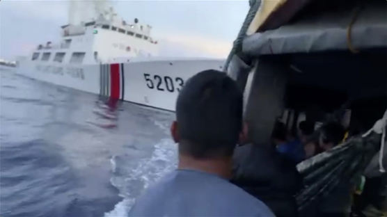 필리핀 해군 “中 ‘괴물’ 해경선, EEZ 깊숙이 침범”