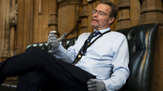 ‘박수’ 금지된 英의회, 손발 절단 ‘바이오닉’ 의원에 기립박수