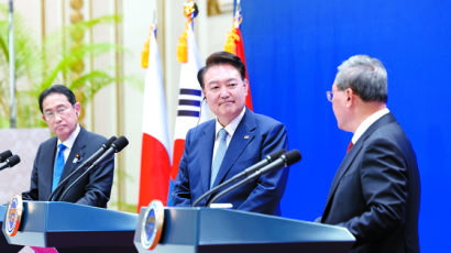 한·일·중 정상 “동북아 평화 공동책임”…한반도 비핵화엔 입장차