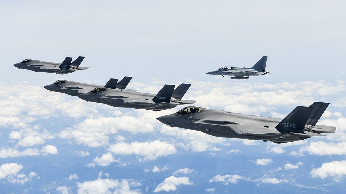 F-35A, FA-50(오른쪽 위) 편대가 훈련하는 모습. 사진 합동참모본부
