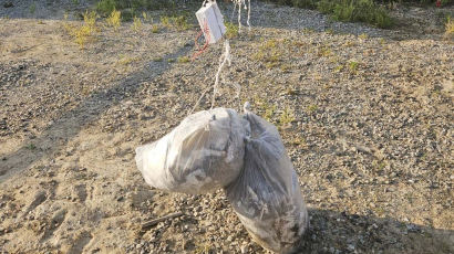 [포토타임] 북한 전단 살포용 풍선 발견, 안에는 쓰레기 추정 물체 가득 