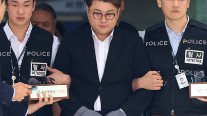 경찰, 김호중 구속 후 첫 조사…범인도피교사 혐의 적용 검토
