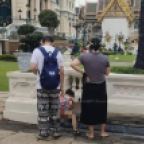 태국 왕궁에 딸 소변 누게 한 부모…아빠 백팩 보니 중국인?