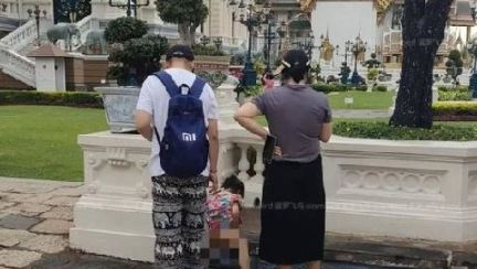 태국 왕궁에 딸 소변 누게 한 부모…아빠 백팩 보니 중국인?