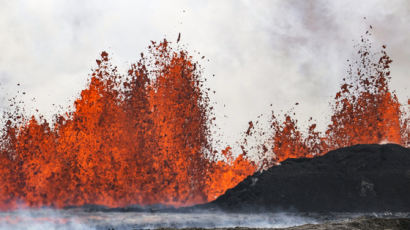 3.4㎞ 틈에서 '용암 분수' 50m 치솟았다…아이슬란드 또 화산 폭발
