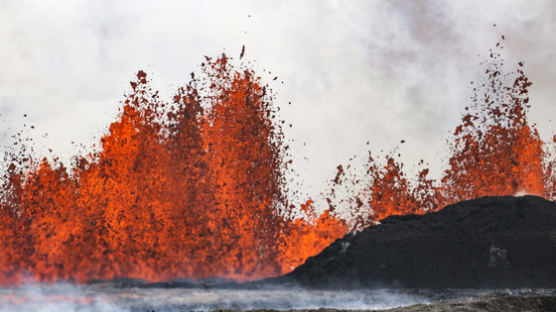 3.4㎞ 틈에서 '용암 분수' 50m 치솟았다…아이슬란드 또 화산 폭발