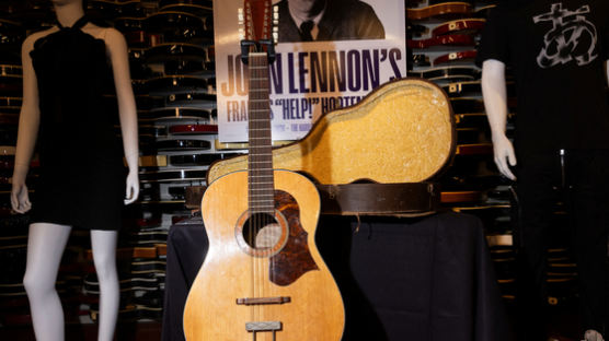 시골집 다락방서 찾은 존 레넌의 그 기타…39억에 팔렸다