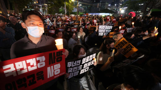 의협, 촛불집회서 총파업 예고…韓 의료 심폐소생 퍼포먼스도