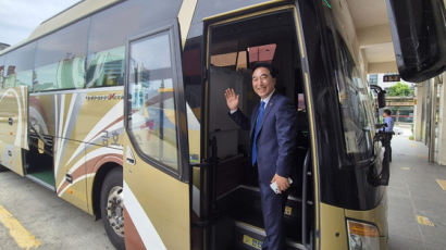 고속버스가 곧 사무실…대중교통 장거리 출퇴근하는 국회의원들