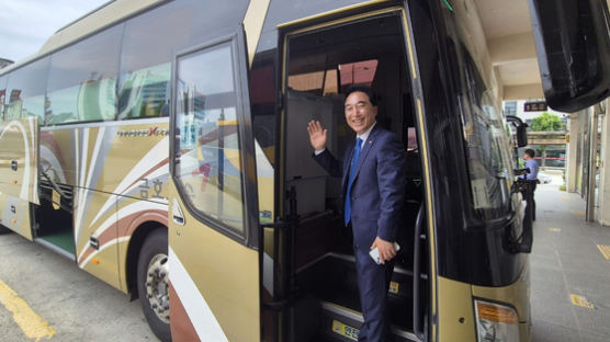 고속버스가 곧 사무실…대중교통 장거리 출퇴근하는 국회의원들