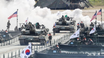 [포토타임]남한강서 실시된 ‘한미연합 도하훈련’…항공·기갑전력 234대 투입