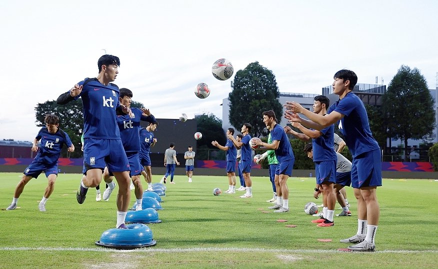 4일 싱가포르 비샨 스타디움에서 축구 국가대표팀이 훈련하고 있다. 사진 대한축구협회