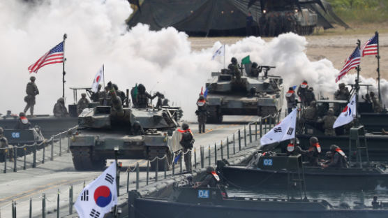 [포토타임]남한강서 실시된 ‘한미연합 도하훈련’…항공·기갑전력 234대 투입