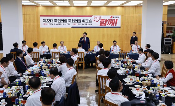 윤석열 대통령이 지난달 30일 충남 천안 재능교육연수원에서 열린 제22대 국민의힘 국회의원 워크숍에서 인사말을 하고 있다. 연합뉴스