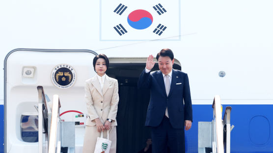 [포토타임] 올해 첫 순방 나선 윤석열 대통령과 김건희 여사