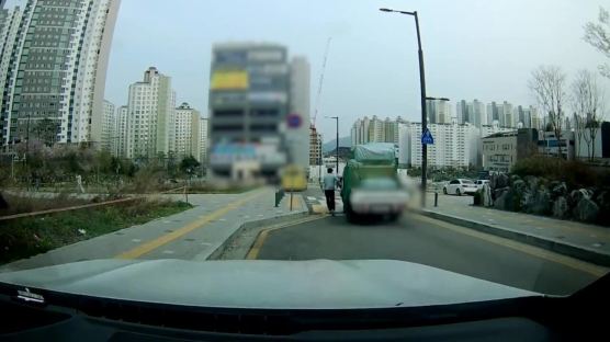 학원가 비탈길 굴러가는 트럭…뛰어 올라타 참사 막은 '시민영웅' [영상]