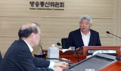 방통위, ‘위치정보 위반’ 애플에 과징금 2억…구글엔 과태료 300만원 