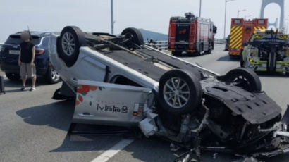 부산 광안대교 4중 추돌로 택시 전복…도로 작업자 7명 덮쳤다