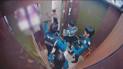 야구 방망이로 경찰들 때리려 했다…엘리베이터 막은 20대 왜