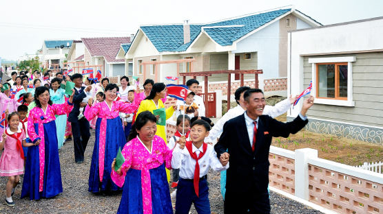 [포토타임] 새 살림집 둘러보는 北 평안북도 농촌 주민들