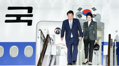 [포토타임] 尹대통령, 중앙아시아 3국 순방 마치고 서울 도착