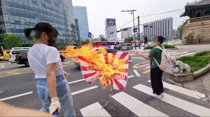 "일본 정부 규탄" 욱일기 불태운 대학생들, 벌금형 확정