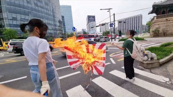"일본 정부 규탄" 욱일기 불태운 대학생들, 벌금형 확정