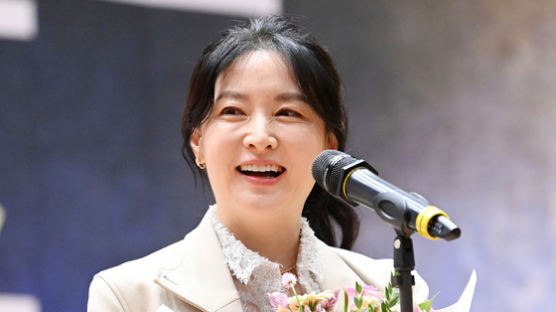 '참전용사의 딸' 이영애, 이번엔 천안함재단에 5000만원 기부