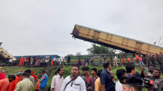 열차 2대 '쾅' 하늘로 치솟았다…인도 참사에 최소 15명 사망